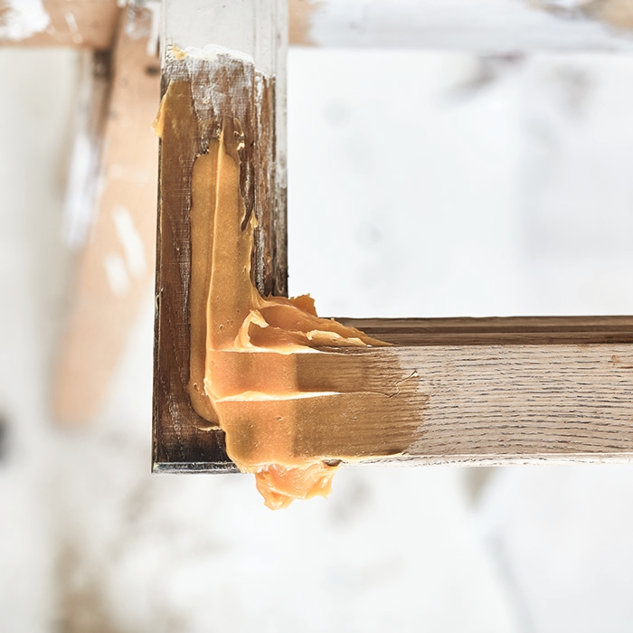 Ein mit 2K Holzspachtel von Repair Care reparierter Fensterrahmen.