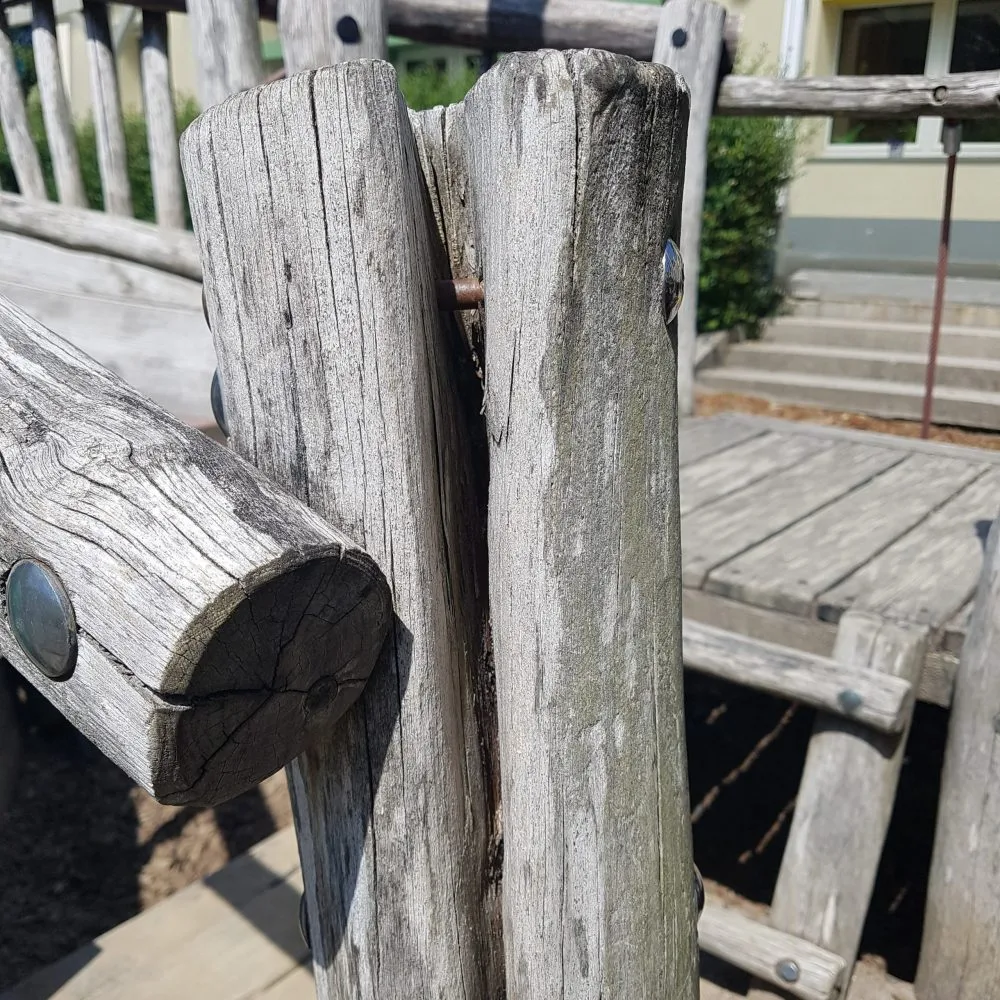 Spielplatzbalken vor der Reparatur