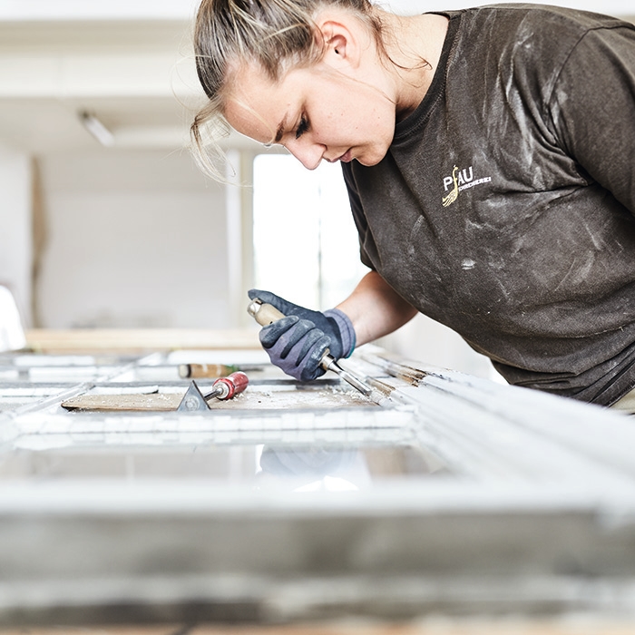 Vor der Neu-Verkittung des Fensters mit DRY SEAL™ MP werden alte Kittreste sorgfältig entfernt.