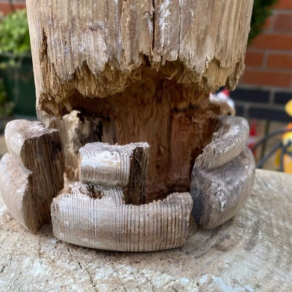 Holzsäule mit starken Holzschäden