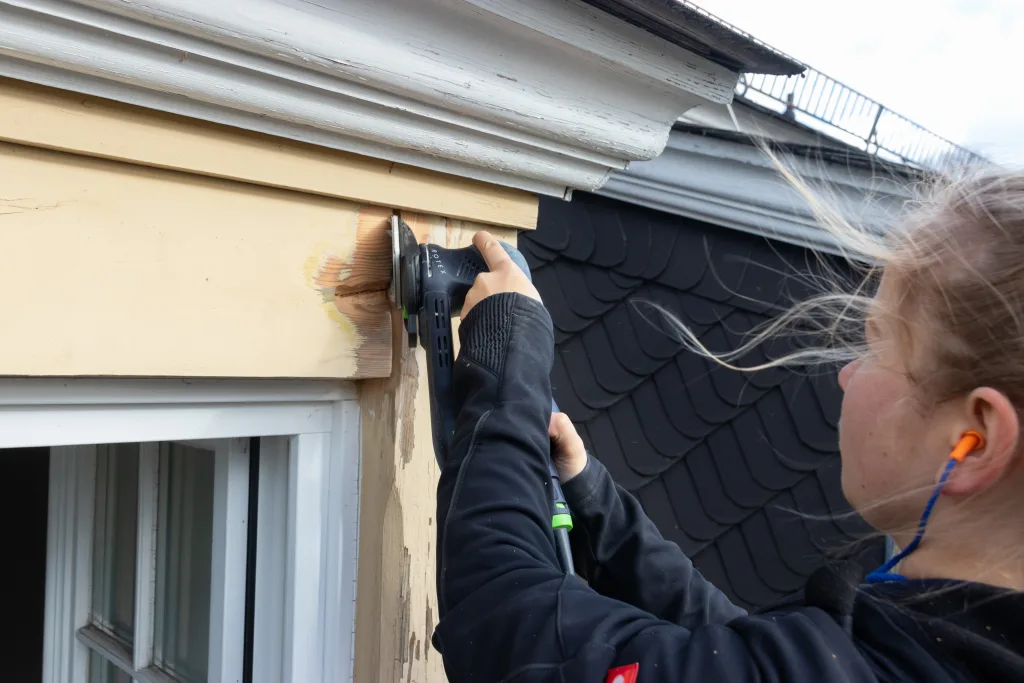 Handwerker bei der Reparatur von Holzschäden