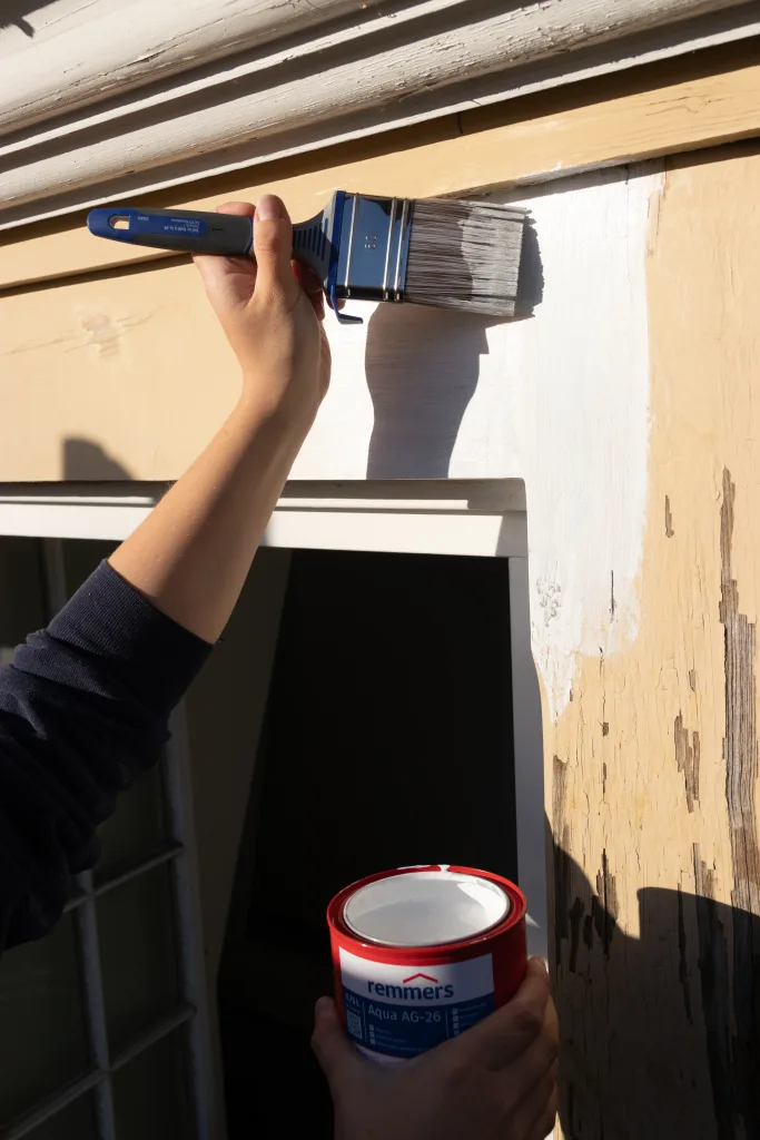 Überstreichen von reparierten Schadstellen