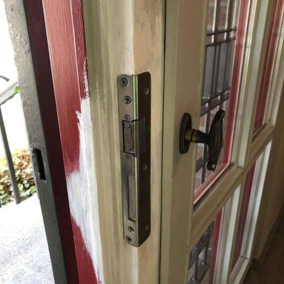 Tür reparieren - ausgebrochenes Holz