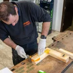 Holzreparatur - Seminarteilnehmer spachtelt