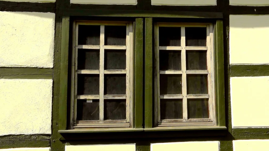 Reparatur von Holzfensterrahmen mit Holzreparaturspachtel