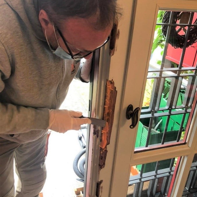 Tür mit 2K-Holzspachtel reparieren