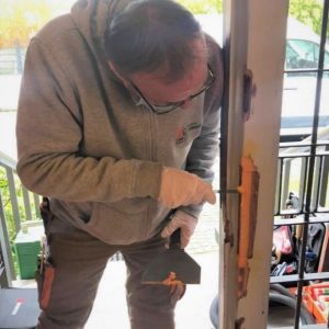 Tür mit 2K-Holzspachtel reparieren