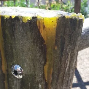 Reparatur Spielplatz Balken gefüllt