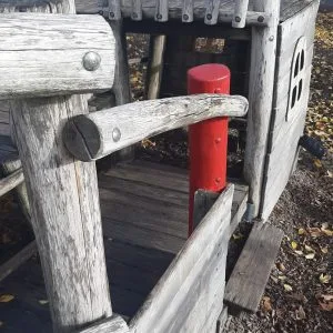 Reparatur Spielplatz Balken komplett überstrichen