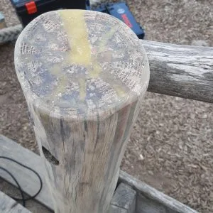 Reparatur Spielplatz Balkenkopf gefüllt und geschliffen