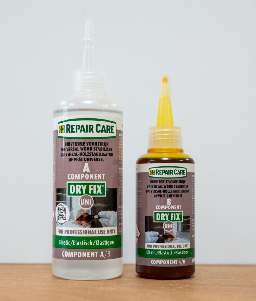Die Komponente B des Holzstabilisators DRY FIX®Uni von Repair Care hat eine neue Farbe. Dies verbessert das Mischkontrollsystem vor der Holzreparatur mit 2K Holzspachtel DRY FLEX®