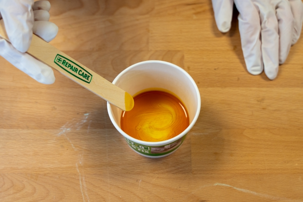Die Grundierung DRY FIX® UNI von Repair Care wechselt die Farbe beim Mischen. Hierdurch erkennt ist deutlich zu erkennen wann Komponente A + B ausreichend verrührt sind.