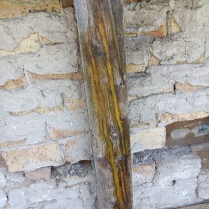 Die Risse im Balken des Fachwerkhauses wurden fachgerecht mit 2K Holzspachtel von Repair Care ausgefüllt. Nach dem Aushärten entsteht eine stabile und wetterbeständige Verbindung, die die ursprüngliche Form des Holzes wiederherstellt und die Substanz langfristig schützt.