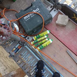 Leere Kartuschen des 2K Holspachtels von Repair Care nach der Ausbesserung der Balken eines Fachwerk-Hauses