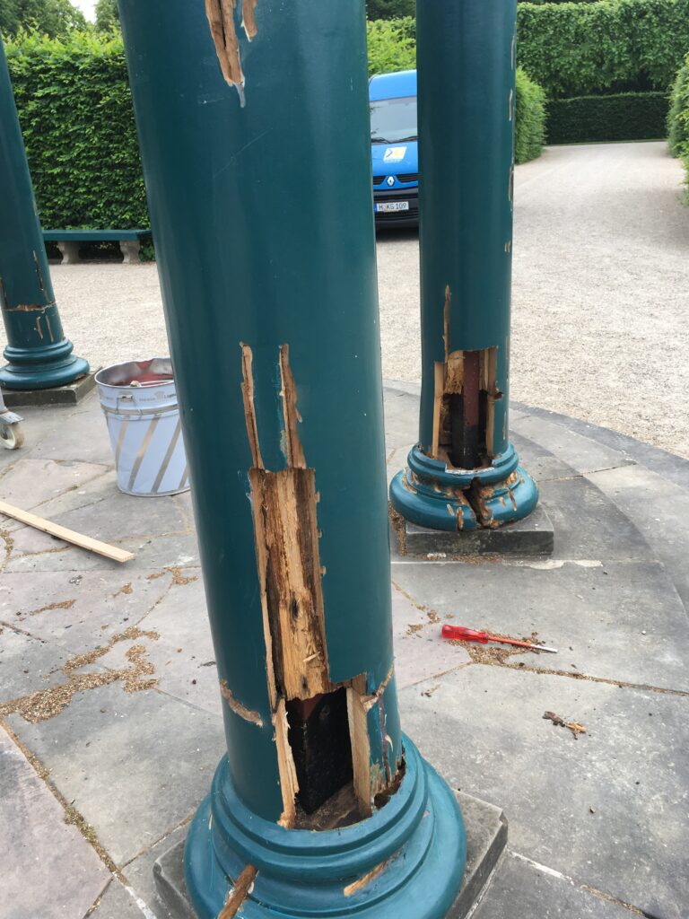 Holzreparatur eines Pavillions mit Holzpassstücken und 2K-Holzspachtel