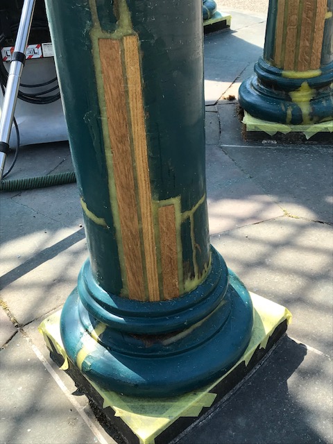 Holzreparatur eines Pavillions mit Holzpassstücken und 2K-Holzspachtel