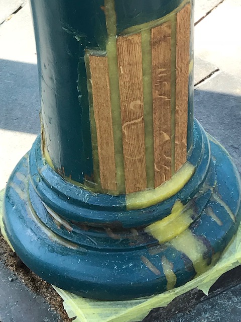 Holzreparatur eines Pavillions mit Holzpassstücken und 2K-Holzspachtel