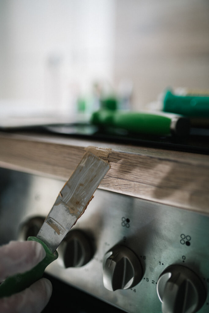 Kleine Fehlstellen im Holz mit Holz Feinspachtel reparieren