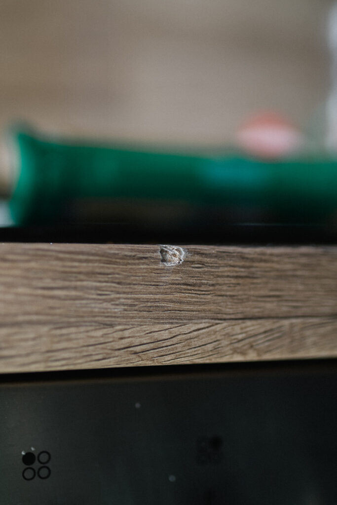 Kleine Fehlstellen im Holz mit Holz Feinspachtel reparieren