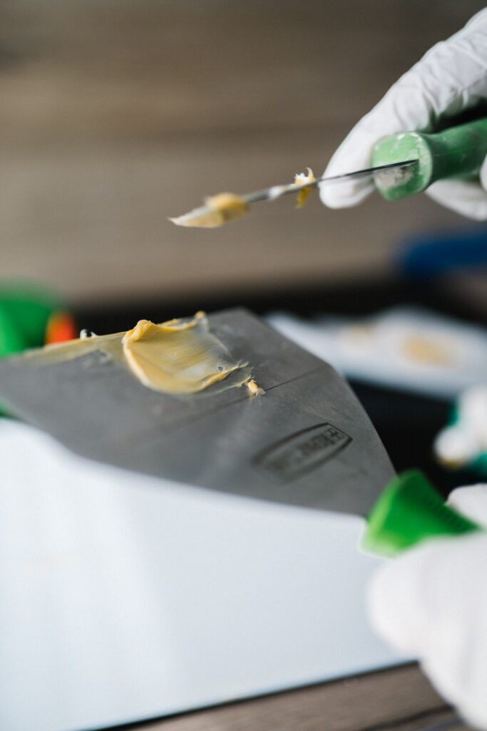 Kleine Fehlstellen im Holz mit Holz Feinspachtel reparieren