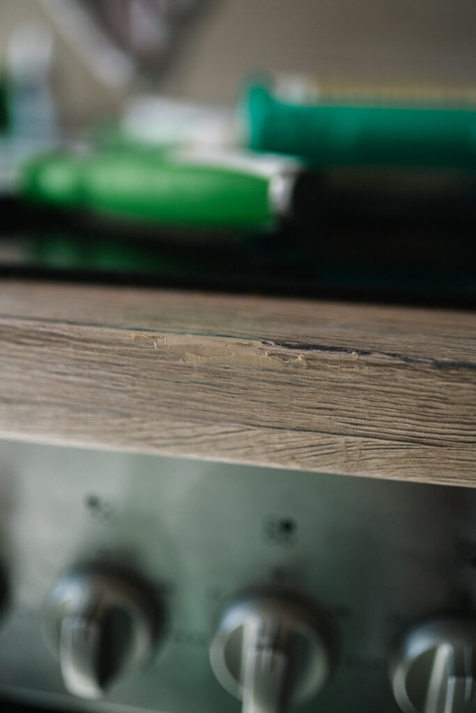 Kleine Fehlstellen im Holz mit Holz Feinspachtel reparieren