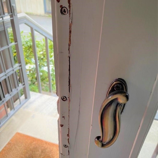 Tür reparieren - ausgebrochenes Holz