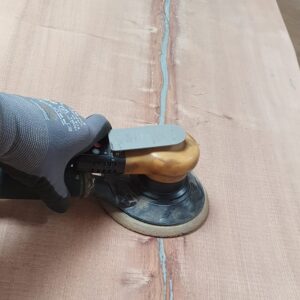 Die reparierte Stelle der mit Epoxidharz gefüllten Risse wird abgeschliffen