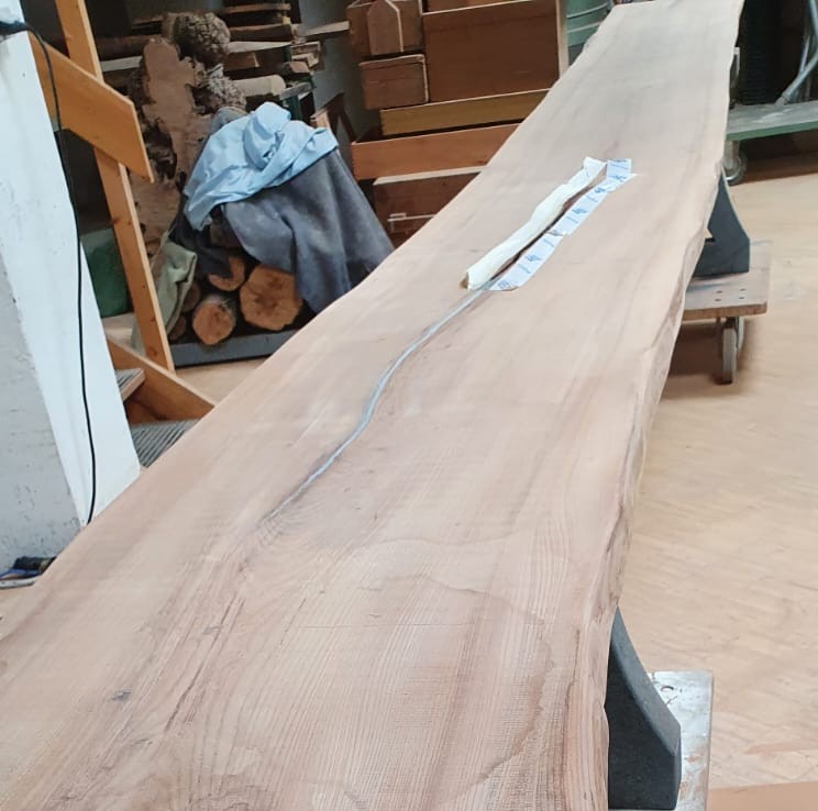 Ulmentisch in der Werkstatt zur Reparatur vorbereitet