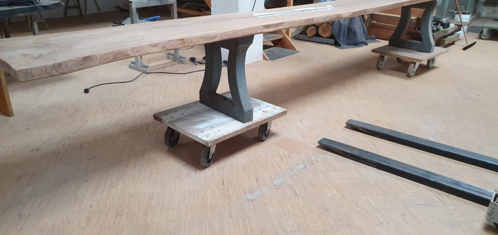 Vorbereitung eines Ulmentisches für die Reparatur