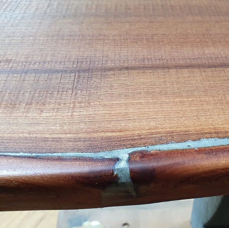 Detailaufnahme eines mit Repair Care DRY FLEX® 4 gefüllten Risses am Ulmentisch