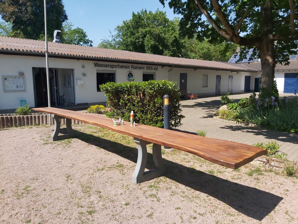 Holzrisse in Tischplatte, die mit silber eingefärbten 2-K-Holzspachtel aufgefüllt wurden